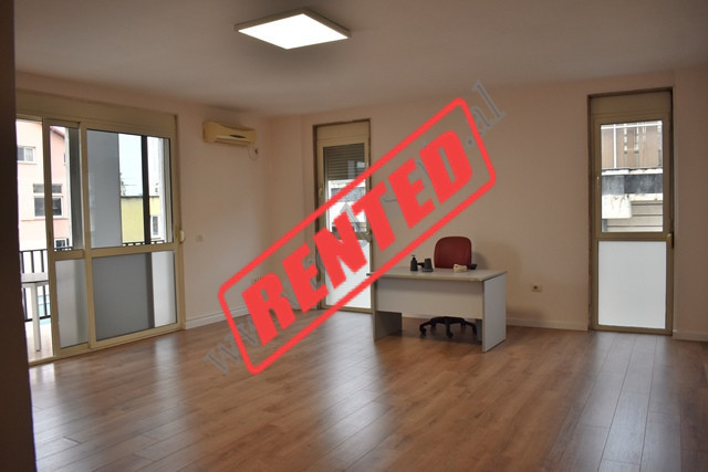 Ambient zyre me qira ne rrugen Hajdar Hidi shume prane rruges se Kavajes ne Tirane.
Pozicionohet ne